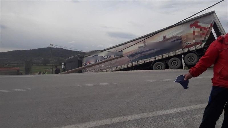 Το βαρύ όχυμα ξέφυγε από την πορεία του και κατέληξε σε χωράφι.