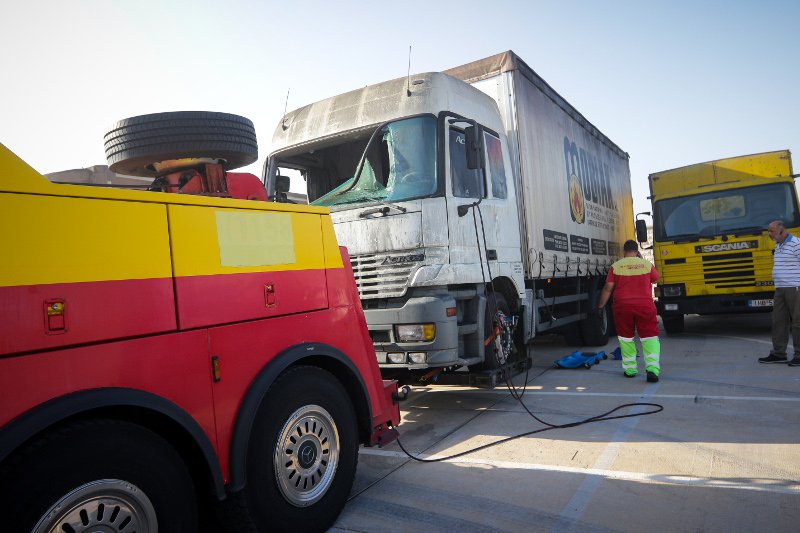 Βγάζουν τις καμένες νταλίκες από το «Βενιζέλος» -Εικόνες καταστροφής | iefimerida.gr 1