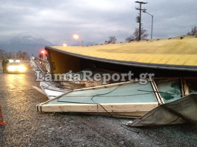 Η εθνική οδός γέμισε με γυαλιά και σπασμένες τζαμαρίες [εικόνες] | iefimerida.gr 0