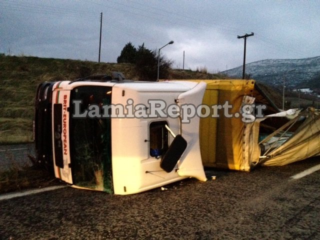 Η εθνική οδός γέμισε με γυαλιά και σπασμένες τζαμαρίες [εικόνες] | iefimerida.gr 1