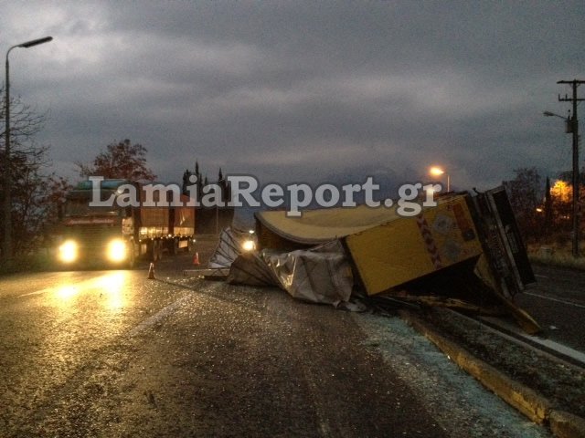 Η εθνική οδός γέμισε με γυαλιά και σπασμένες τζαμαρίες [εικόνες] | iefimerida.gr 2