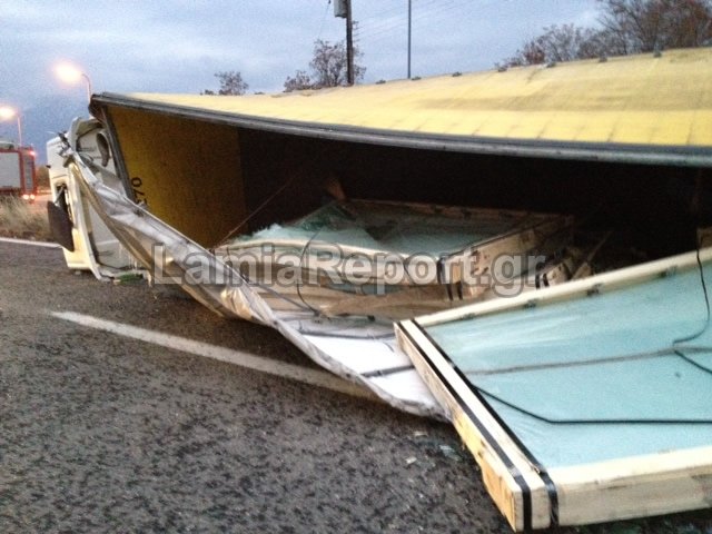 Η εθνική οδός γέμισε με γυαλιά και σπασμένες τζαμαρίες [εικόνες] | iefimerida.gr 3