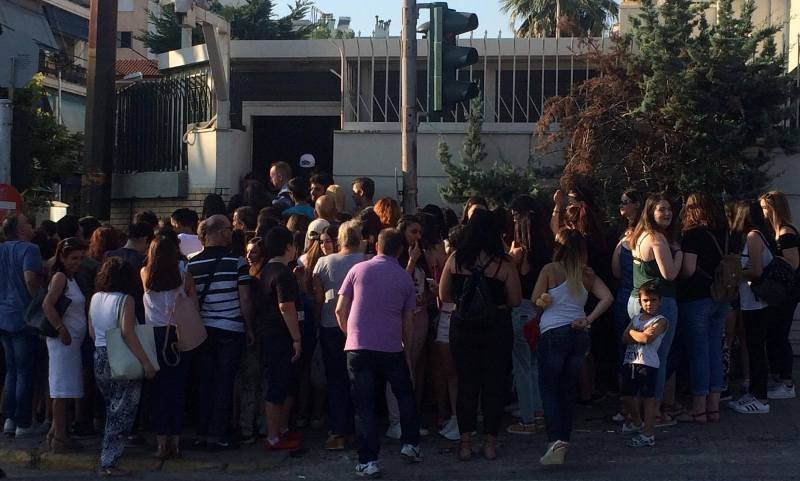 Ουρές έξω από τον ΣΚΑΪ για τον Ντάνο! Σαν να περιμένουν μεγάλο σταρ [εικόνες] | iefimerida.gr 0