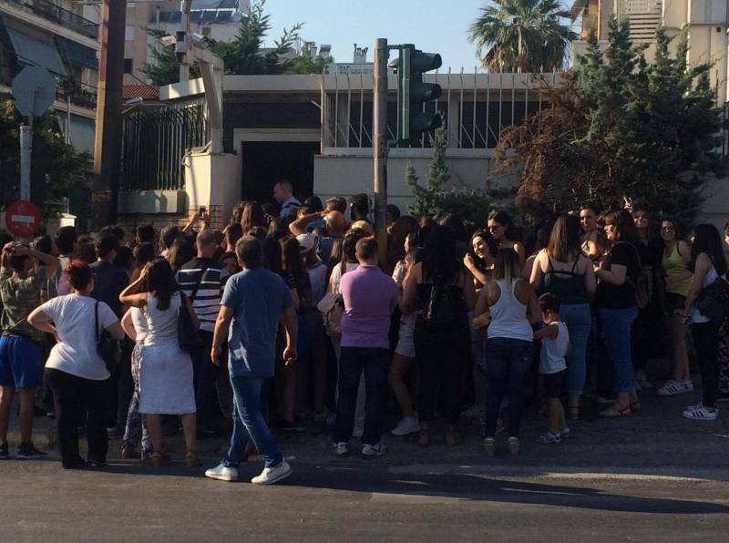 Ουρές έξω από τον ΣΚΑΪ για τον Ντάνο! Σαν να περιμένουν μεγάλο σταρ [εικόνες] | iefimerida.gr 1