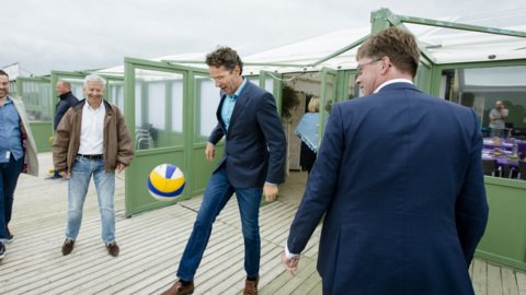 Ο Ντάισελμπλουμ παίζει μπάλα στην άμμο με το κουστούμι [εικόνες] | iefimerida.gr 0