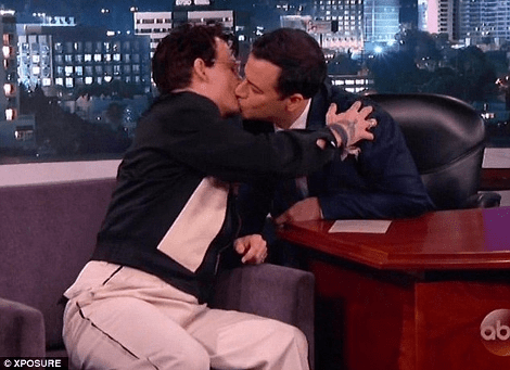 Τα καμώματα του Τζόνι Ντεπ: Πιάστηκε στα «πράσα» να φοράει κραγιόν και να φιλάει άνδρα στο στόμα [εικόνες&βίντεο] | iefimerida.gr 1