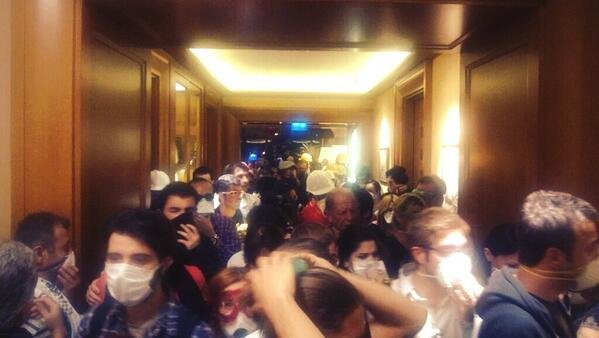 Βίαια εισβολή των δυνάμεων του Ερντογάν στο πάρκο Γκεζί - Χημικά και νερό έπνιξαν την Κωνσταντινούπολη [εικόνες] | iefimerida.gr 3