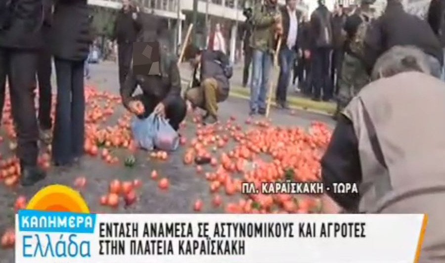 Απίστευτο: Αντρας σκύβει και μαζεύει τις ντομάτες που πέταξαν οι αγρότες στα ΜΑΤ | iefimerida.gr 0