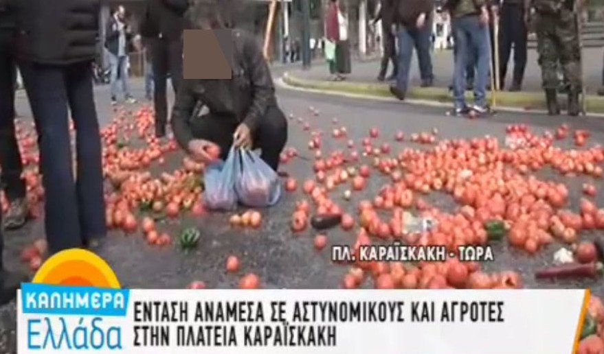 Απίστευτο: Αντρας σκύβει και μαζεύει τις ντομάτες που πέταξαν οι αγρότες στα ΜΑΤ | iefimerida.gr 1