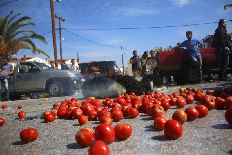 Αργολίδα: Αγρότες άδειασαν ντομάτες, γάλατα και έκαψαν ζωοτροφές έξω από την αντιπεριφέρεια [εικόνες] | iefimerida.gr 0