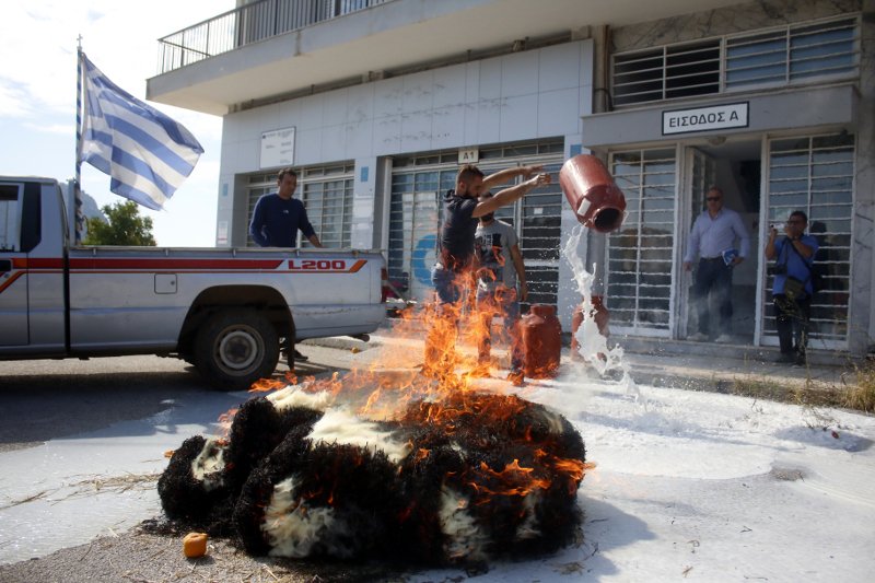 Αργολίδα: Αγρότες άδειασαν ντομάτες, γάλατα και έκαψαν ζωοτροφές έξω από την αντιπεριφέρεια [εικόνες] | iefimerida.gr 1