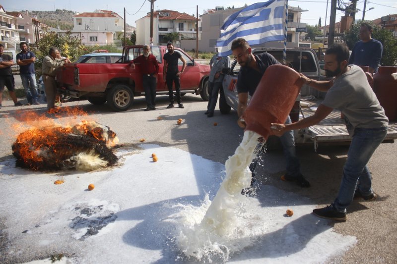 Αργολίδα: Αγρότες άδειασαν ντομάτες, γάλατα και έκαψαν ζωοτροφές έξω από την αντιπεριφέρεια [εικόνες] | iefimerida.gr 2