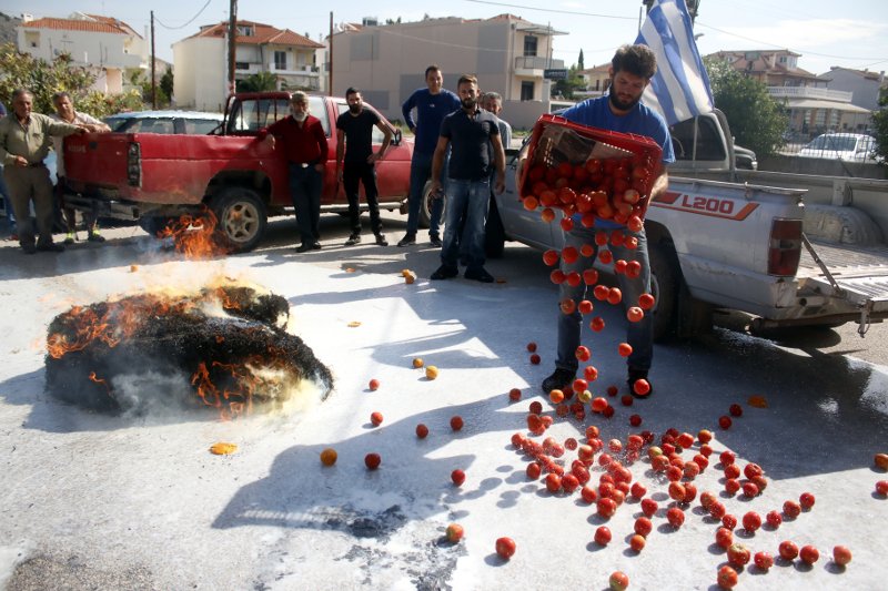 Αργολίδα: Αγρότες άδειασαν ντομάτες, γάλατα και έκαψαν ζωοτροφές έξω από την αντιπεριφέρεια [εικόνες] | iefimerida.gr 3
