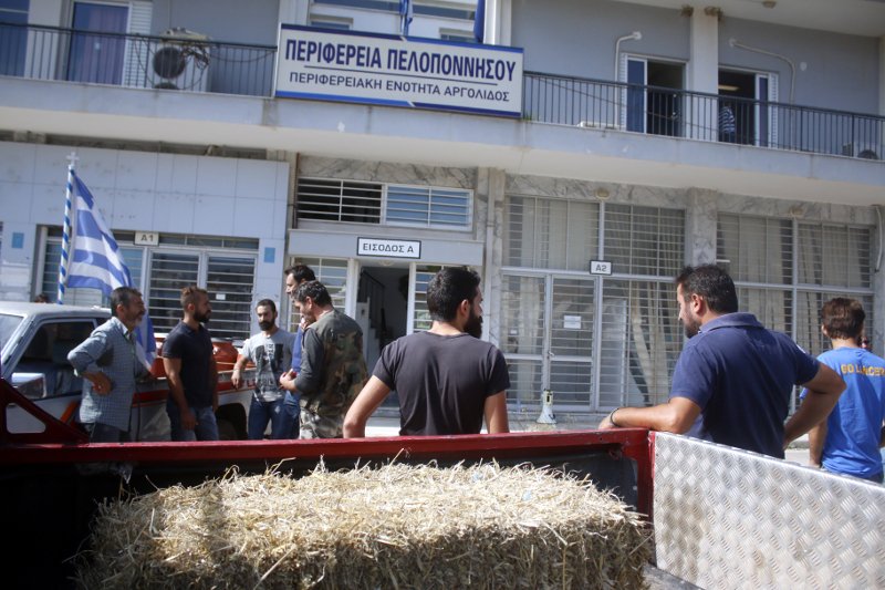 Αργολίδα: Αγρότες άδειασαν ντομάτες, γάλατα και έκαψαν ζωοτροφές έξω από την αντιπεριφέρεια [εικόνες] | iefimerida.gr 5