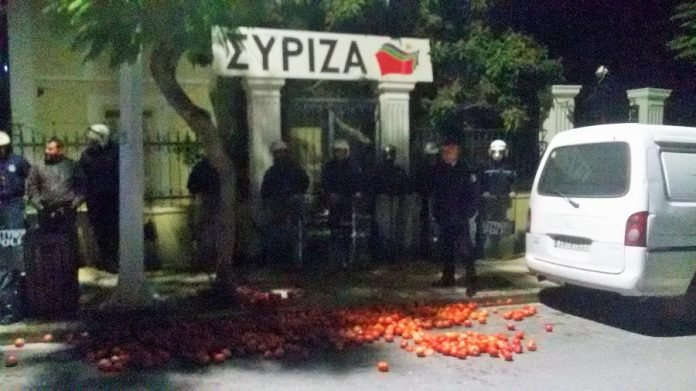 Χανιά: Αγρότες πέταξαν ντομάτες έξω απ’ τα γραφεία του ΣΥΡΙΖΑ [εικόνες] | iefimerida.gr 1