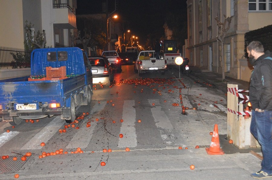 Χανιά: Αγρότες πέταξαν ντομάτες έξω απ’ τα γραφεία του ΣΥΡΙΖΑ [εικόνες] | iefimerida.gr 2