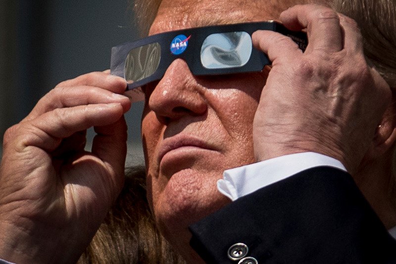 Ο Ντόναλντ Τραμπ κοιτάει την έκλειψη χωρίς προστατευτικά γυαλιά και τα κοινωνικά δίκτυα κάνουν... πάρτι [εικόνες]  | iefimerida.gr 0