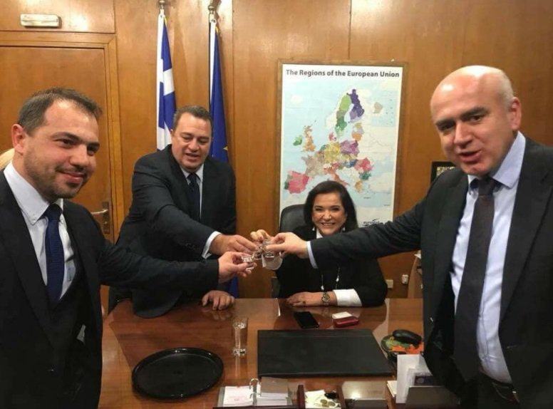 Τα τσίπουρα της Ντόρας Μπακογιάννη στην Κομοτηνή [εικόνες] | iefimerida.gr 2