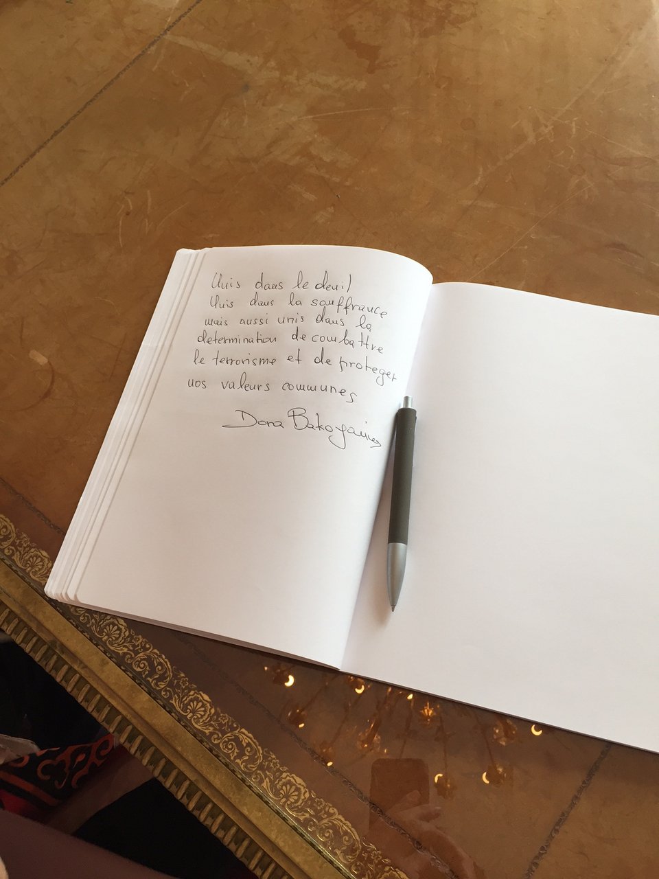 Η Μπακογιάννη υπέγραψε στο βιβλίο συλλυπητηρίων της γαλλικής πρεσβείας [εικόνες] | iefimerida.gr 0