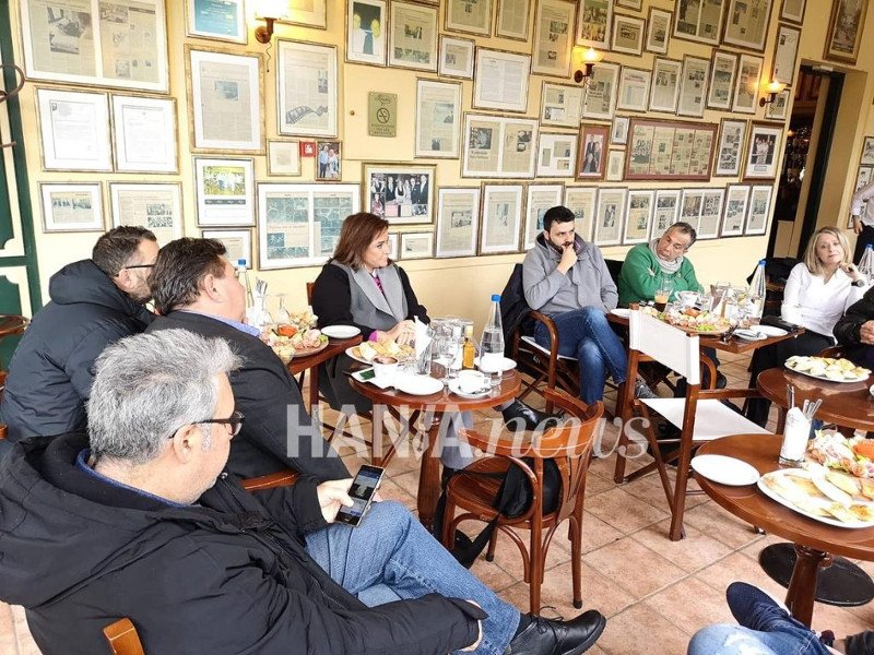 Η Ντόρα Μπακογιάννη με χανιώτες δημοσιογράφους- φωτογραφία Hania.news