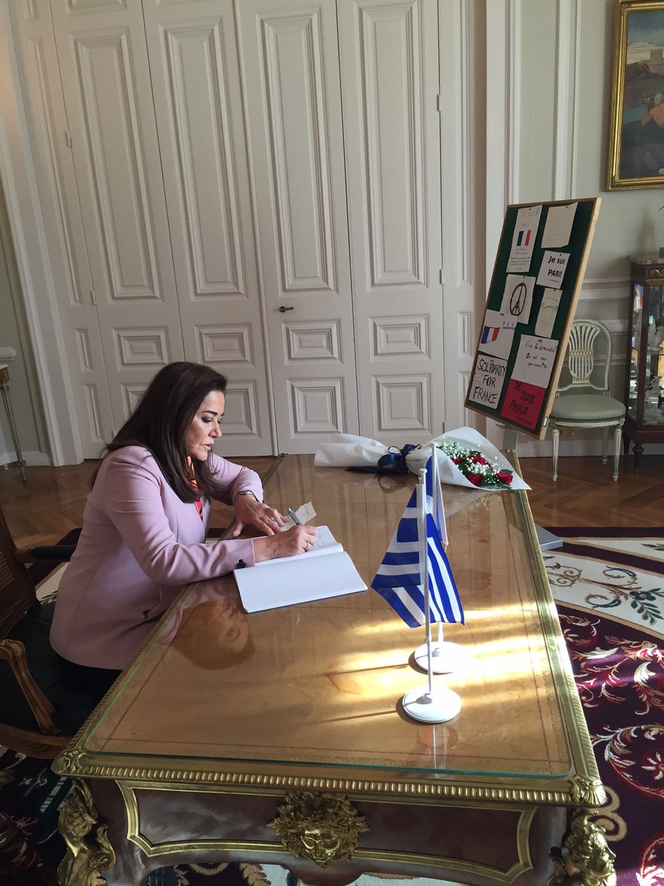 Η Μπακογιάννη υπέγραψε στο βιβλίο συλλυπητηρίων της γαλλικής πρεσβείας [εικόνες] | iefimerida.gr 1