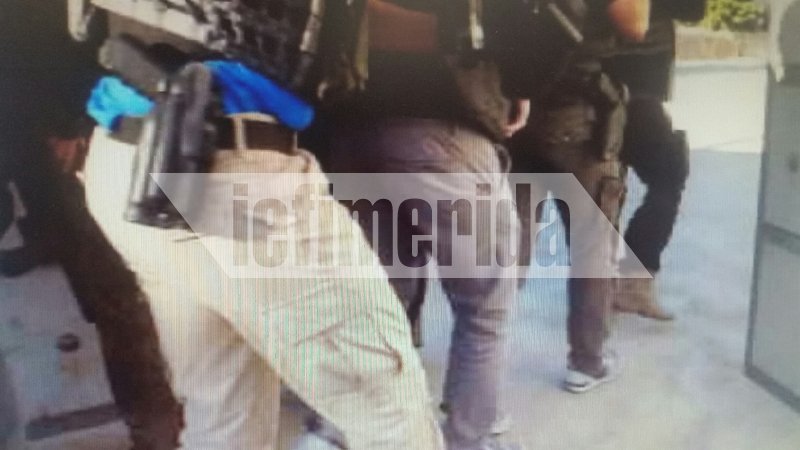Η στιγμή που ένοπλοι του ΣΔΟΕ κάνουν ντου στο εργαστήριο με τα «ναρκωτικά των τζιχαντιστών» [εικόνες] | iefimerida.gr 0