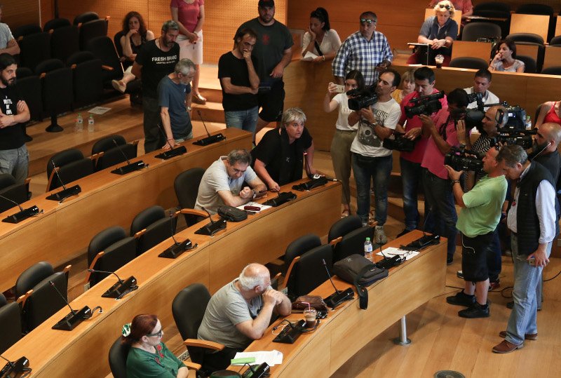 «Ντου» εργαζομένων στο δημοτικό συμβούλιο Θεσσαλονίκης: «Δεν θα μπει ιδιώτης στα σκουπίδια» [βίντεο] | iefimerida.gr 1