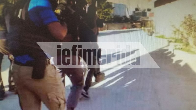 Η στιγμή που ένοπλοι του ΣΔΟΕ κάνουν ντου στο εργαστήριο με τα «ναρκωτικά των τζιχαντιστών» [εικόνες] | iefimerida.gr 3
