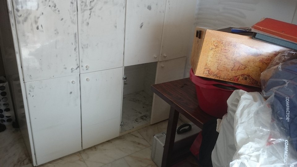 Σε αυτή την ντουλάπα κρυβόταν ο ληστής του Π. Φαλήρου [εικόνες] | iefimerida.gr 1