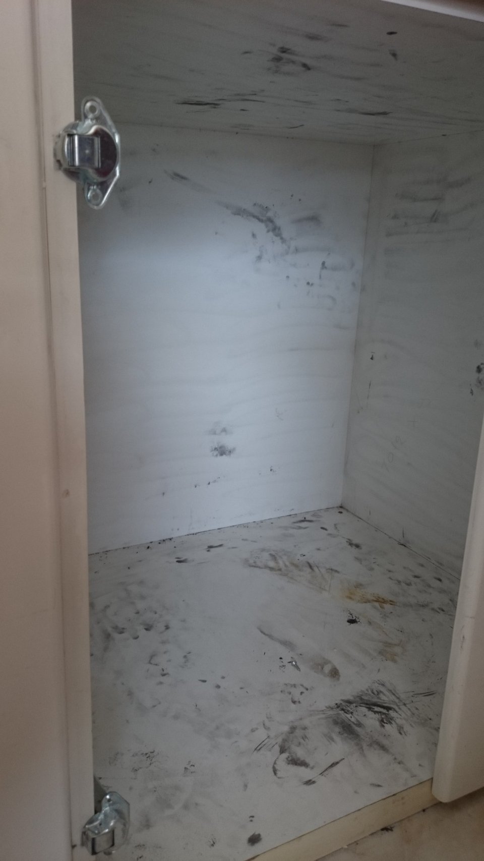 Σε αυτή την ντουλάπα κρυβόταν ο ληστής του Π. Φαλήρου [εικόνες] | iefimerida.gr 0