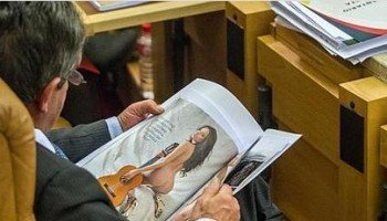 Πολιτικός έβλεπε γυμνά μέσα στο κοινοβούλιο [εικόνες] | iefimerida.gr 0
