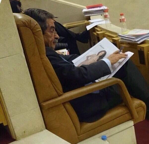 Πολιτικός έβλεπε γυμνά μέσα στο κοινοβούλιο [εικόνες] | iefimerida.gr 1