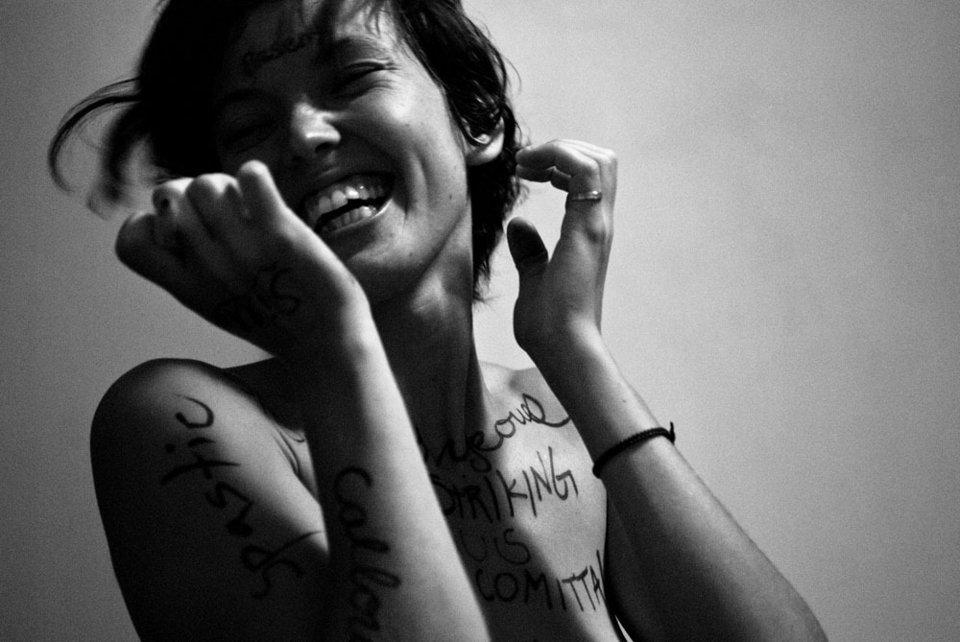 Εκπληκτικές γυμνές φωτογραφίες εξερευνούν την πραγματική δύναμη των στερεοτύπων της ομορφιάς [εικόνες] | iefimerida.gr 4