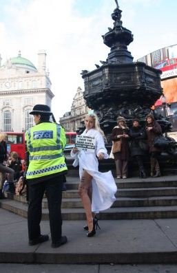 Μοντέλο γδύθηκε στην καρδιά του Λονδίνου για τα ζώα [εικόνες]  | iefimerida.gr 1