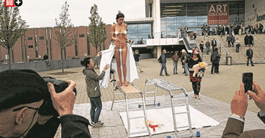 Πανέμορφη γυμνή καλλιτέχνης γεννάει αυγά από τη μήτρα της που, πέφτοντας, ζωγραφίζουν [βίντεο+εικόνες] | iefimerida.gr 0