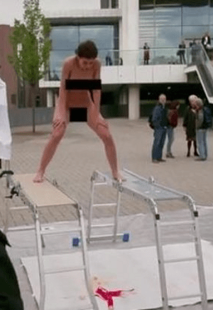 Πανέμορφη γυμνή καλλιτέχνης γεννάει αυγά από τη μήτρα της που, πέφτοντας, ζωγραφίζουν [βίντεο+εικόνες] | iefimerida.gr 4