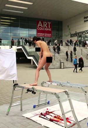 Πανέμορφη γυμνή καλλιτέχνης γεννάει αυγά από τη μήτρα της που, πέφτοντας, ζωγραφίζουν [βίντεο+εικόνες] | iefimerida.gr 5