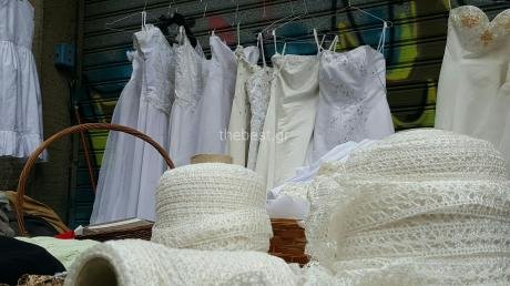 Στις λαϊκές της Πάτρας πουλούν τώρα και... νυφικά φορέματα -Με 50 ευρώ! [εικόνες] | iefimerida.gr 1