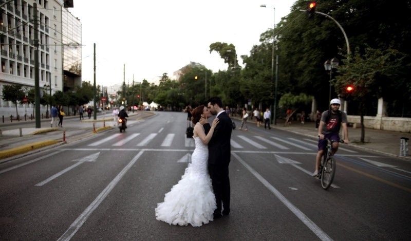 Απίστευτο: Νύφη και γαμπρός διαδήλωσαν στο «Μένουμε Ευρώπη» [εικόνες] | iefimerida.gr 1
