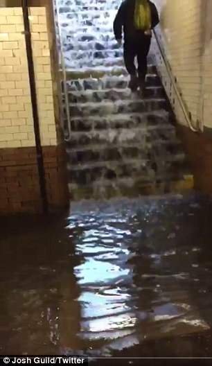 Ασταμάτητη βροχή στη Νέα Υόρκη -Πλημμύρισε το μετρό, καταρράκτες οι σκάλες [εικόνες] | iefimerida.gr 0