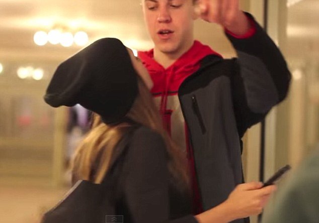 Αιφνιδίασε τη Νέα Υόρκη -Νεαρή άρχισε να φιλάει στο στόμα αγνώστους -Σε σοκ οι άνδρες [βίντεο] | iefimerida.gr 1