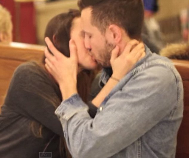 Αιφνιδίασε τη Νέα Υόρκη -Νεαρή άρχισε να φιλάει στο στόμα αγνώστους -Σε σοκ οι άνδρες [βίντεο] | iefimerida.gr 4