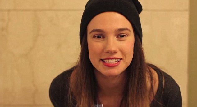 Αιφνιδίασε τη Νέα Υόρκη -Νεαρή άρχισε να φιλάει στο στόμα αγνώστους -Σε σοκ οι άνδρες [βίντεο] | iefimerida.gr 0