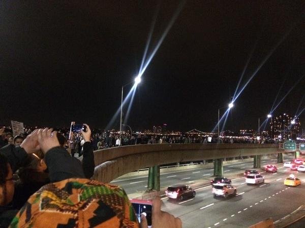 Οι ΗΠΑ φλέγονται: Αυτοκίνητα πυρπολούνται, κτίρια καίγονται -Διαδηλώσεις από το Φέργκιουσον μέχρι τη Νέα Υόρκη [βίντεο & εικόνες] | iefimerida.gr 16