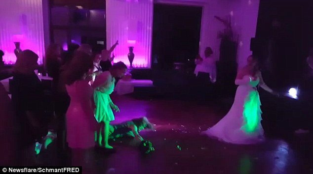 Πήγε να πιάσει την ανθοδέσμη και έπεσε με τα μούτρα στο πάτωμα- Η τούμπα που έγινε viral [βίντεο] | iefimerida.gr 0