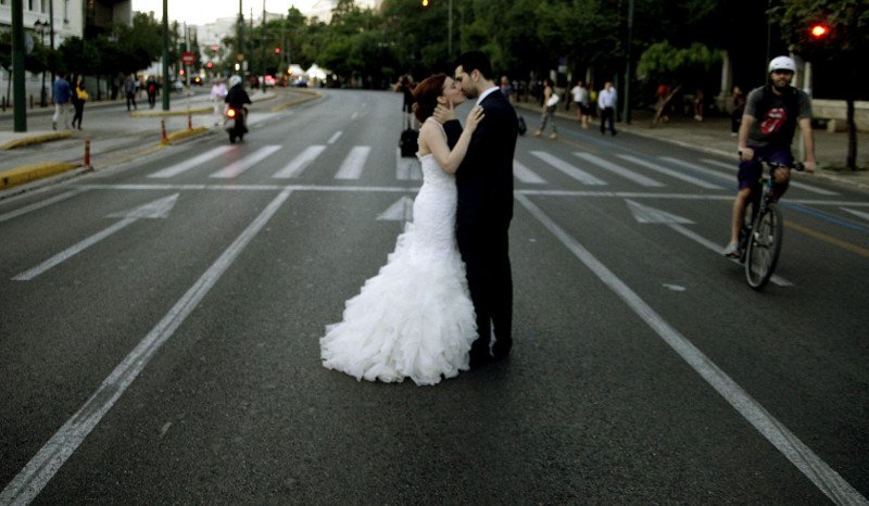 Απίστευτο: Νύφη και γαμπρός διαδήλωσαν στο «Μένουμε Ευρώπη» [εικόνες] | iefimerida.gr 0