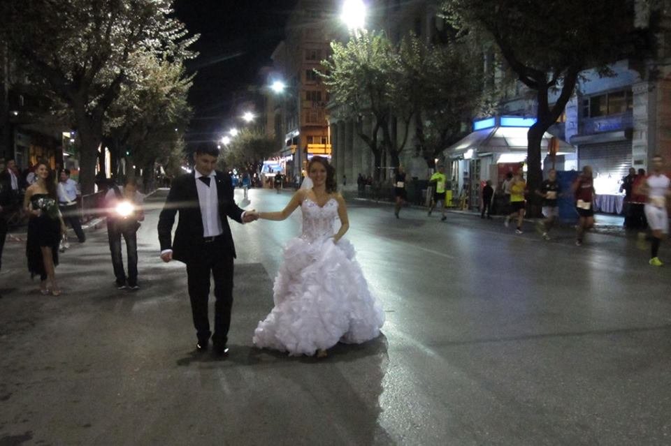 Η νύφη που ξετρέλανε τη Θεσσαλονίκη: Ετρεξε με νυφικό και γόβες στον νυχτερινό ημιμαραθώνιο [εικόνες] | iefimerida.gr 0
