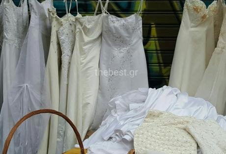 Στις λαϊκές της Πάτρας πουλούν τώρα και... νυφικά φορέματα -Με 50 ευρώ! [εικόνες] | iefimerida.gr 0