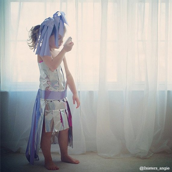 Εκπληκτική 4χρονη φτιάχνει χάρτινα φουστάνια με τη μητέρα της και μαγεύει το Διαδίκτυο [εικόνες] | iefimerida.gr 0