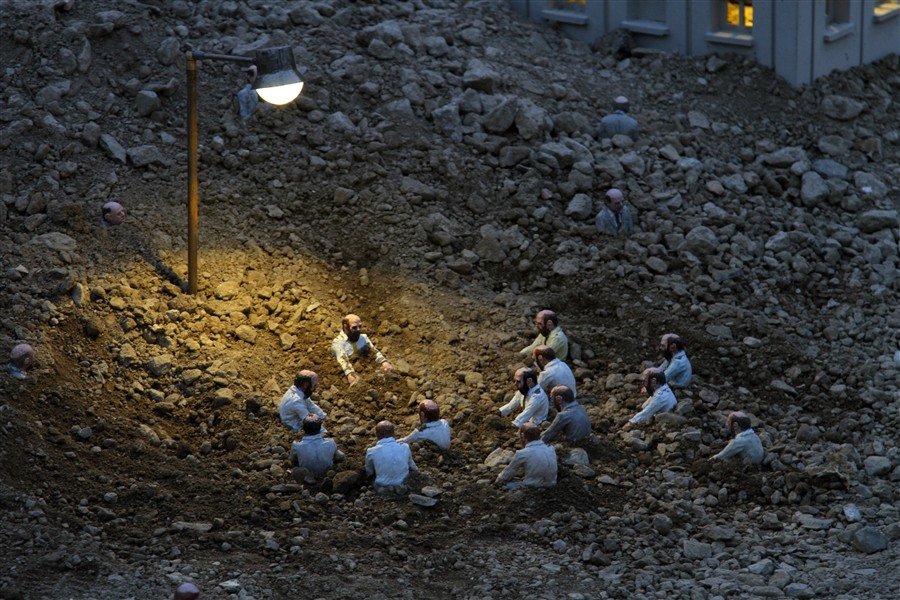 Το τέλος του καπιταλισμού στην τέχνη -Τι θα απογίνουν οι άνδρες με τα κοστούμια και τους μαύρους χαρτοφύλακες [εικόνες] | iefimerida.gr 6